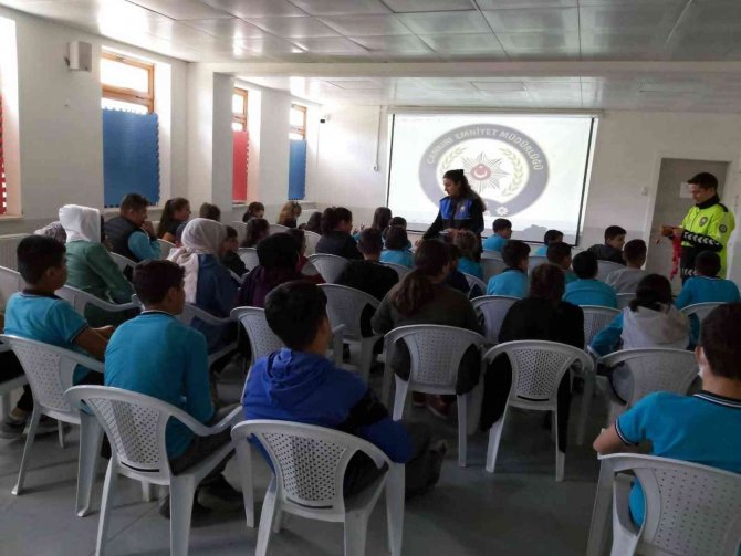 Çocuklara trafik kuralları anlatıldı