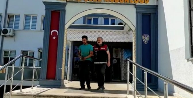 Firari hırsızlar yakayı ele verdi