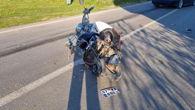 İki otomobil ve motosikletin karıştığı kazada 1 kişi yaralandı