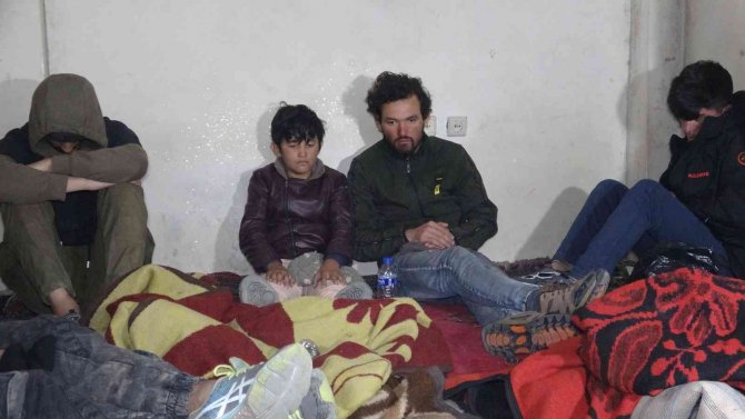 İş merkezinde 13 düzensiz göçmen yakalandı