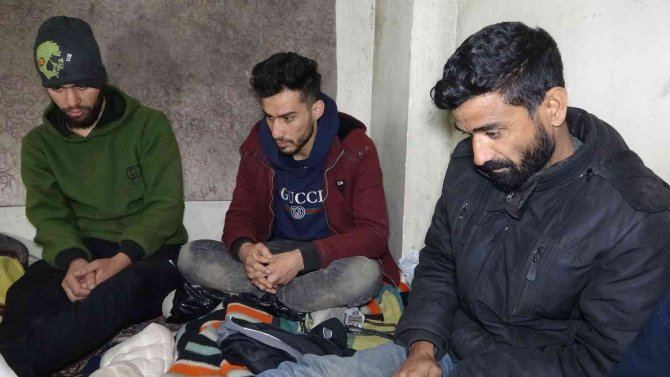 İş merkezinde 13 düzensiz göçmen yakalandı