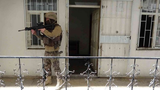 İş merkezinde 13 düzensiz göçmen yakalandı