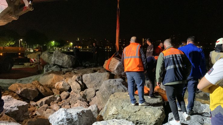 Kadıköy Sahili'nde kayalıklara sıkıştı: 3,5 saat kurtarılmayı bekledi