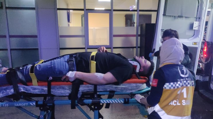 Kazada takla atan otomobilden fırlayan 2 kişi ağır yaralandı