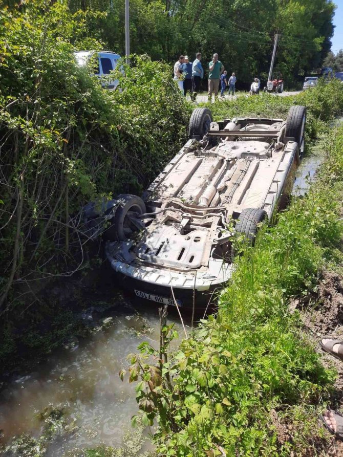 Kontrolden çıkan otomobil su kanalına düştü: 2 yaralı