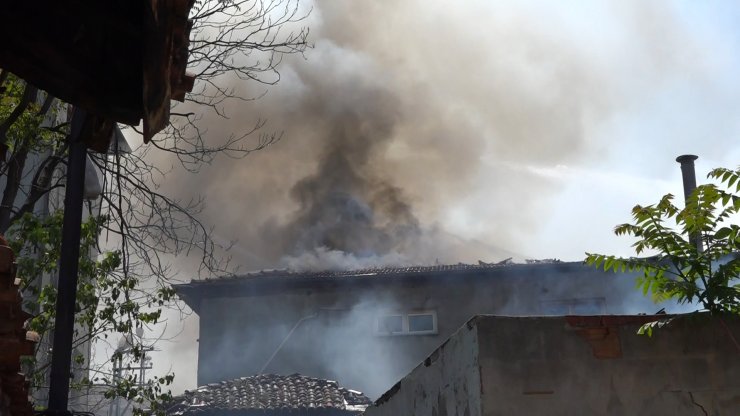 Metruk evde çıkan yangın büyüdü