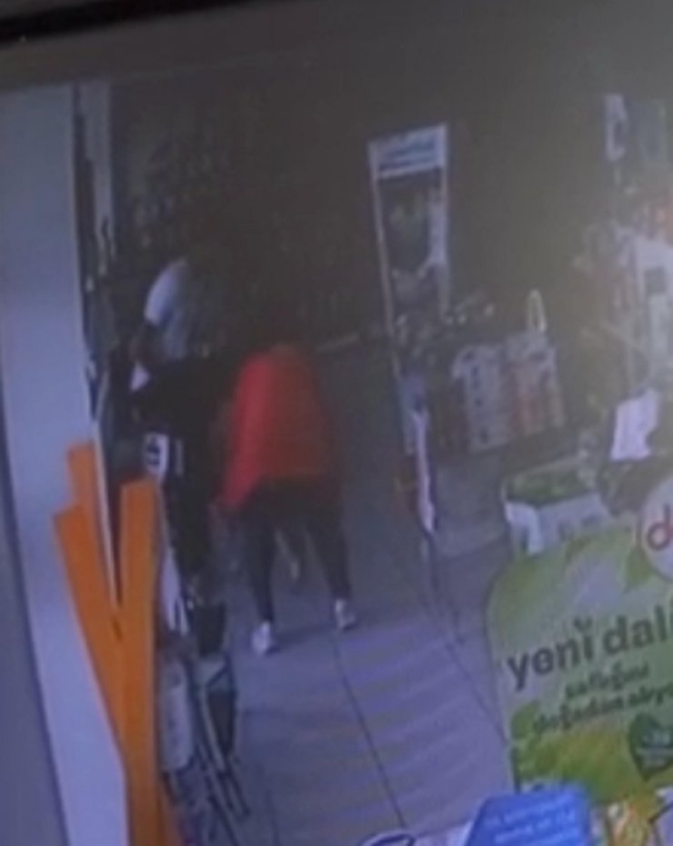 Nefes borusuna su kaçan 'Heimlich manevrası' ile kurtardı