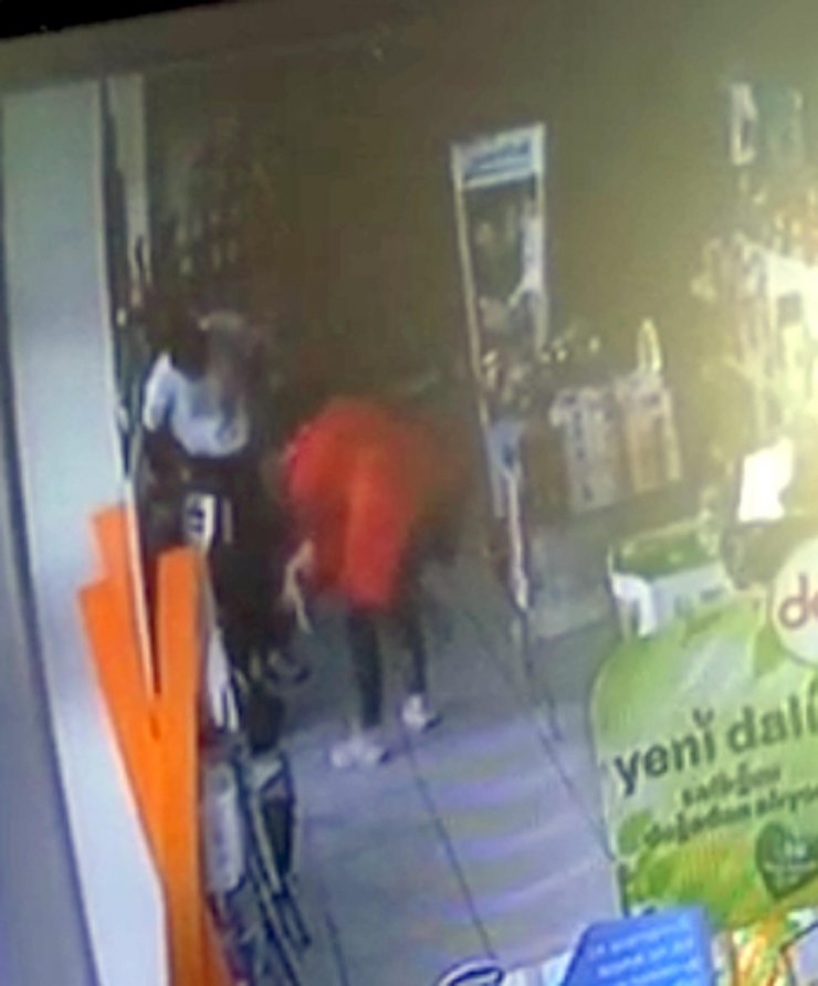 Nefes borusuna su kaçan 'Heimlich manevrası' ile kurtardı