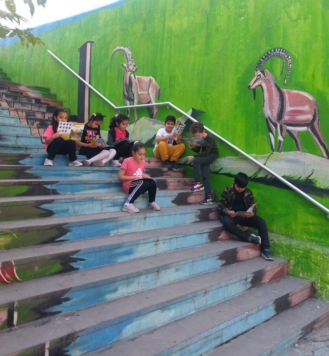 Öğrenciler hem kitap okuyor hem kültür öğreniyor