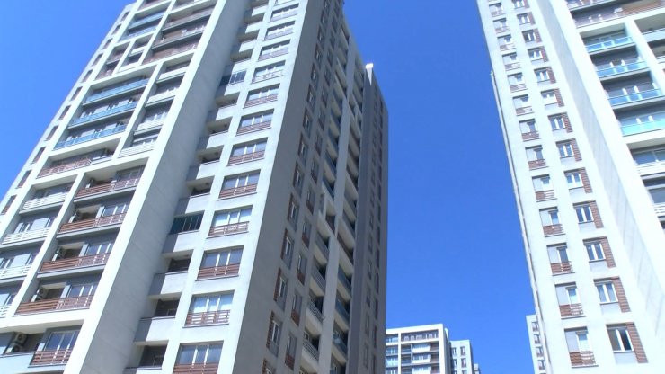 Ölü doğan bebeğini komşusunun balkonuna attı