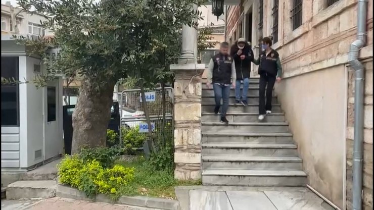 Ölü doğan bebeğini komşusunun balkonuna attı