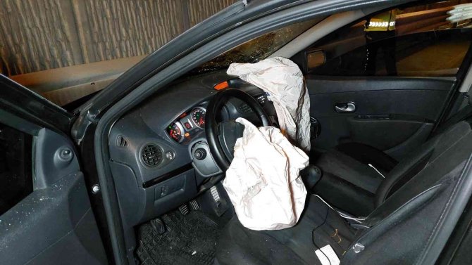 Otomobil alt geçitte bariyere çarptı: 2 yaralı