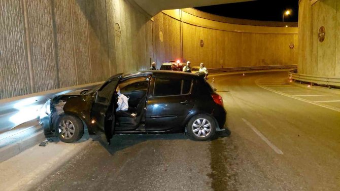 Otomobil alt geçitte bariyere çarptı: 2 yaralı
