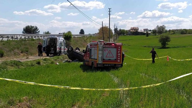 Otomobiliyle tarlaya uçan kadın sürücü hayatı kaybetti