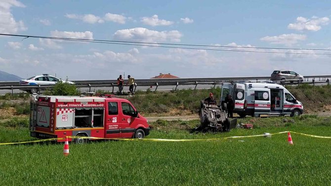 Otomobiliyle tarlaya uçan kadın sürücü hayatı kaybetti