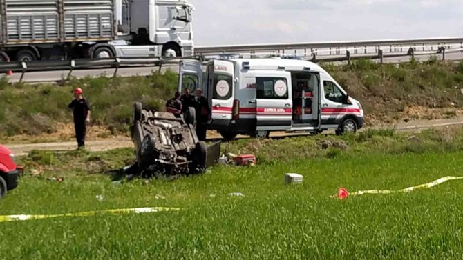 Otomobiliyle tarlaya uçan kadın sürücü hayatı kaybetti