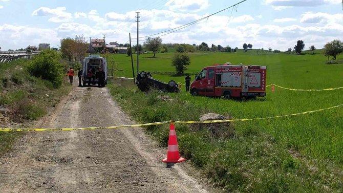 Otomobiliyle tarlaya uçan kadın sürücü hayatı kaybetti