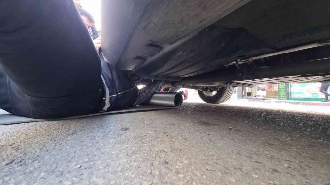 Polis ekiplerinden kedi kurtarma operasyonu