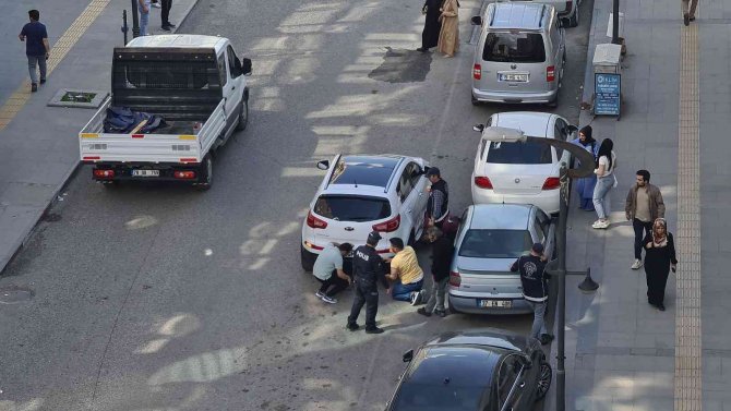 Polis ekiplerinden kedi kurtarma operasyonu