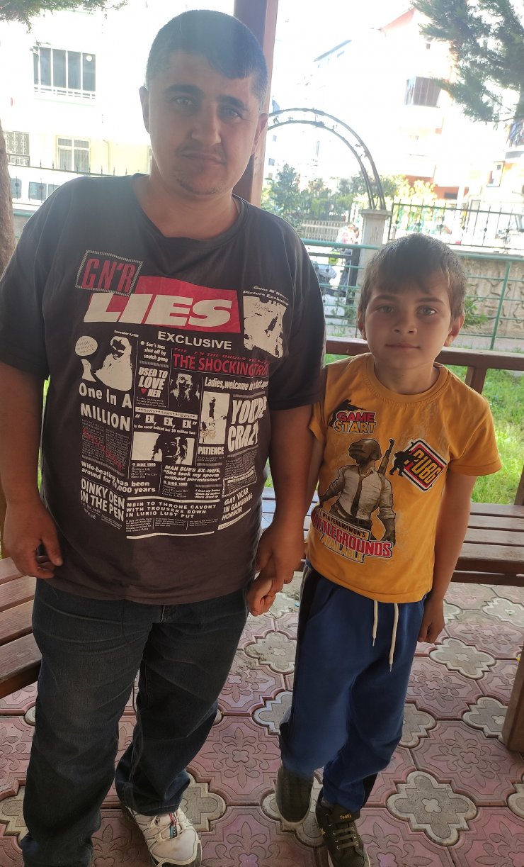 Sokak köpeklerinin saldırısına uğrayan Berat, yaralandı