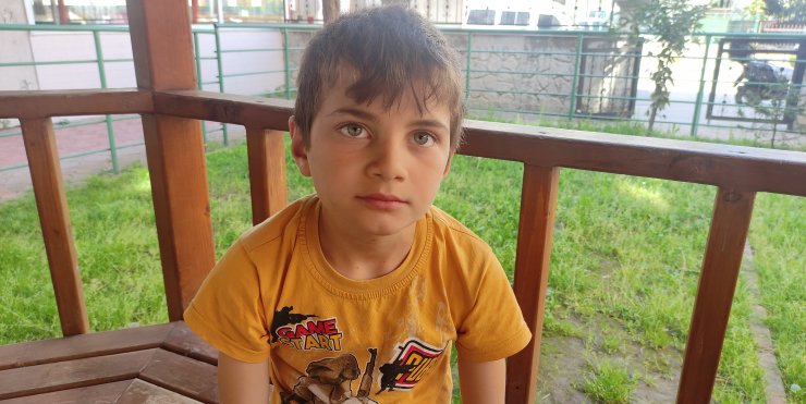 Sokak köpeklerinin saldırısına uğrayan Berat, yaralandı