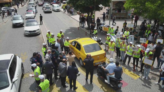 Sürücülere uyarıcı broşür, çocuklara kırmızı düdük dağıtıldı
