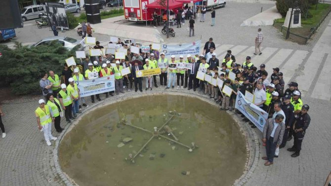 Sürücülere uyarıcı broşür, çocuklara kırmızı düdük dağıtıldı