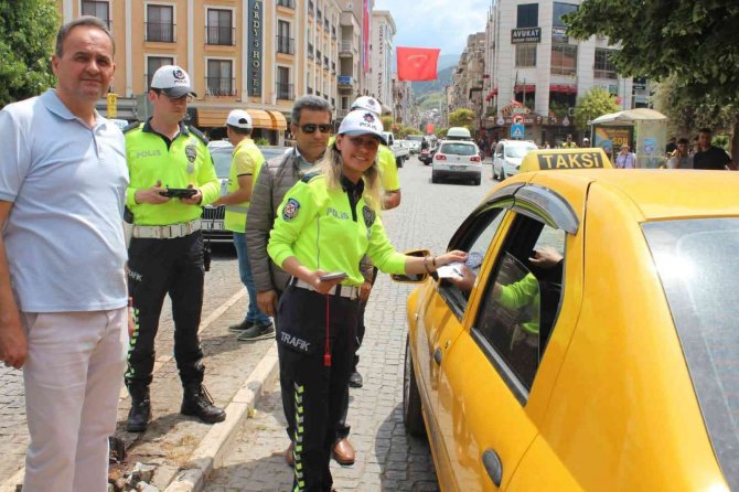 Sürücülere uyarıcı broşür, çocuklara kırmızı düdük dağıtıldı