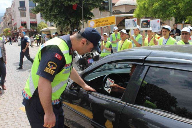 Sürücülere uyarıcı broşür, çocuklara kırmızı düdük dağıtıldı