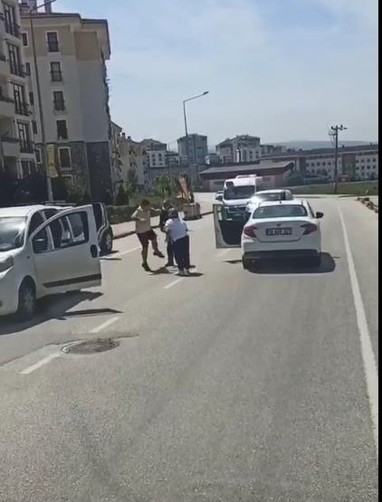 Tekme ve yumruklu 'yol verme kavgası' kamerada