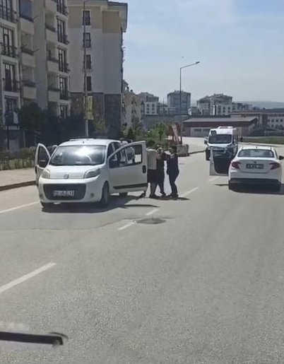 Tekme ve yumruklu 'yol verme kavgası' kamerada