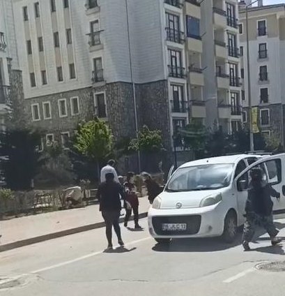 Tekme ve yumruklu 'yol verme kavgası' kamerada