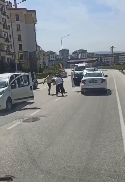Tekme ve yumruklu 'yol verme kavgası' kamerada