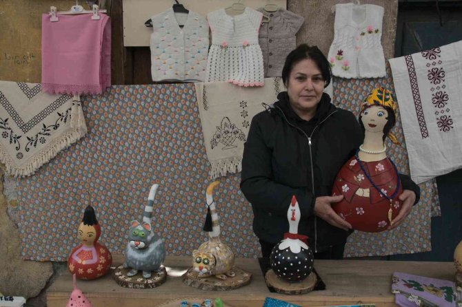 Topladığı su kabaklarını sanat eserine dönüştürüyor