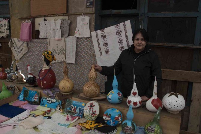 Topladığı su kabaklarını sanat eserine dönüştürüyor