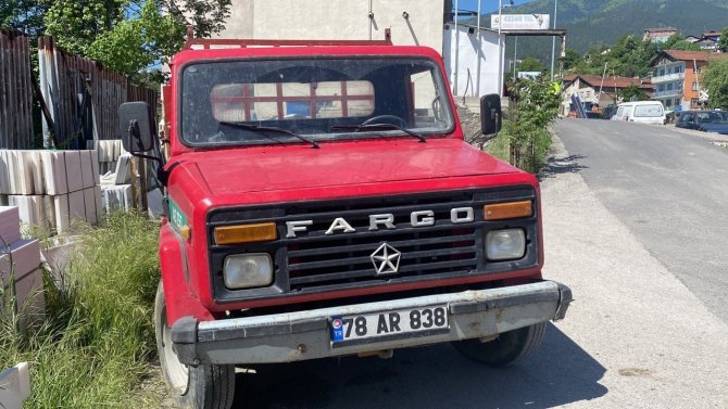 Yaşlı kadının kamyonetin altında kaldığı anlar kamerada