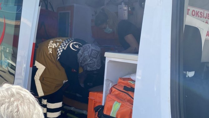 Yaşlı kadının kamyonetin altında kaldığı anlar kamerada