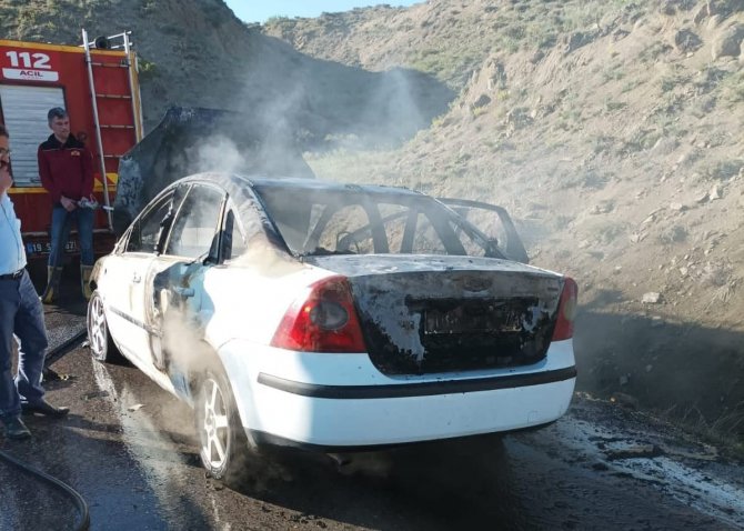 Yol ortasında alev alan otomobil yandı