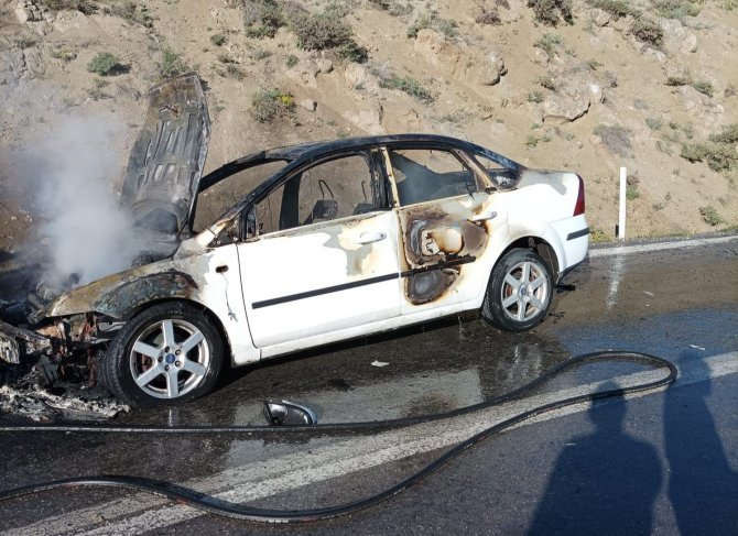 Yol ortasında alev alan otomobil yandı