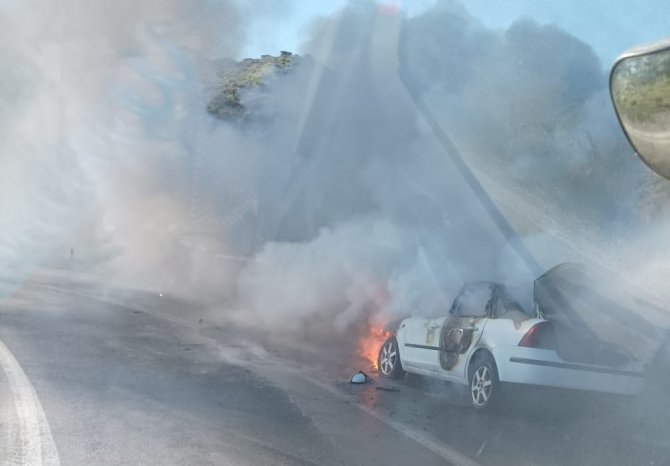 Yol ortasında alev alan otomobil yandı