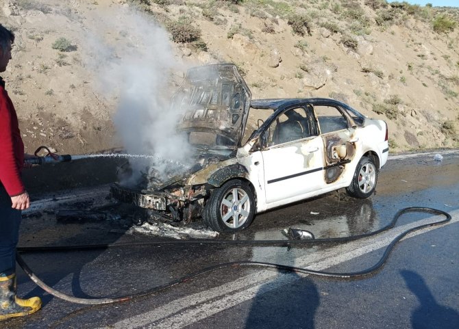Yol ortasında alev alan otomobil yandı