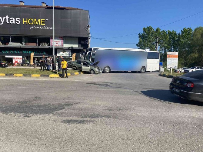 Yolcu otobüsü otomobille çarpıştı: 1 yaralı