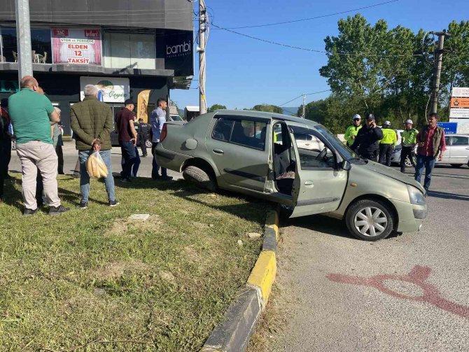 Yolcu otobüsü otomobille çarpıştı: 1 yaralı