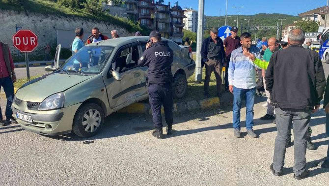 Yolcu otobüsü otomobille çarpıştı: 1 yaralı