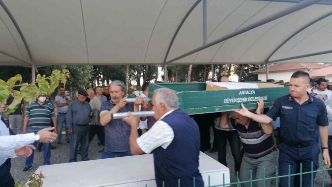 2 yaşındaki bebeğini bıçaklayarak öldüren anne tutuklandı, bebek toprağa verildi