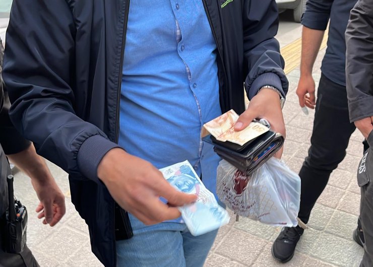 Alışverişte 100 TL'lik 70 sahte banknotla yakalandılar