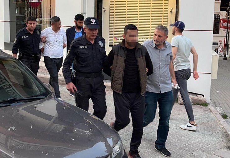 Alışverişte 100 TL'lik 70 sahte banknotla yakalandılar