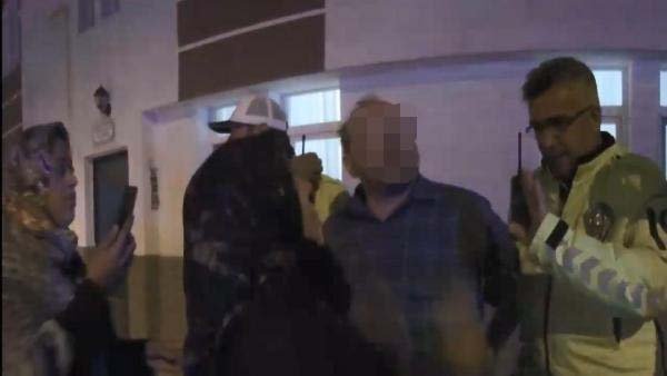 Alkollü sürücü, polisi görünce tanımadığı ailenin evine girmeye çalıştı