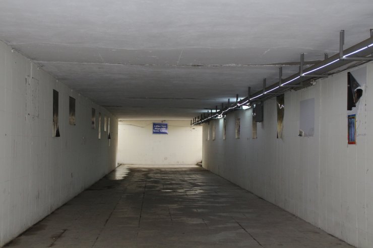 Alt geçide, çöp atan ve tuvaletini yapanların fotoğrafları asıldı