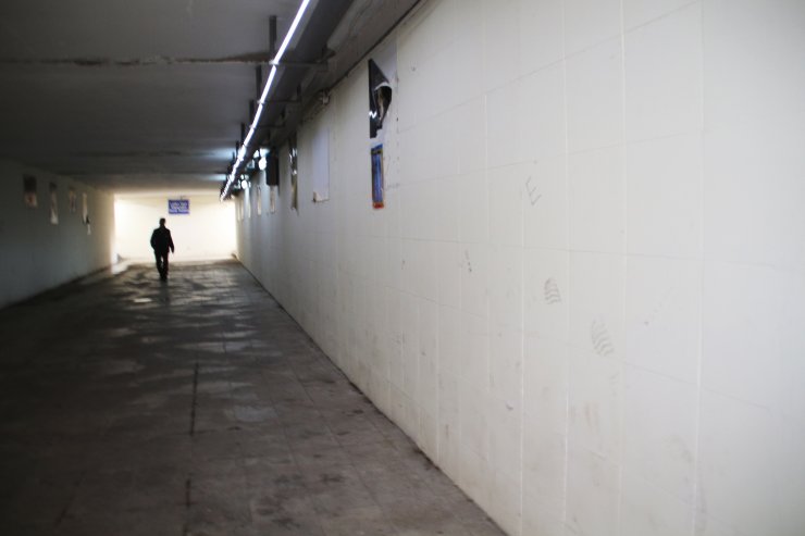 Alt geçide, çöp atan ve tuvaletini yapanların fotoğrafları asıldı